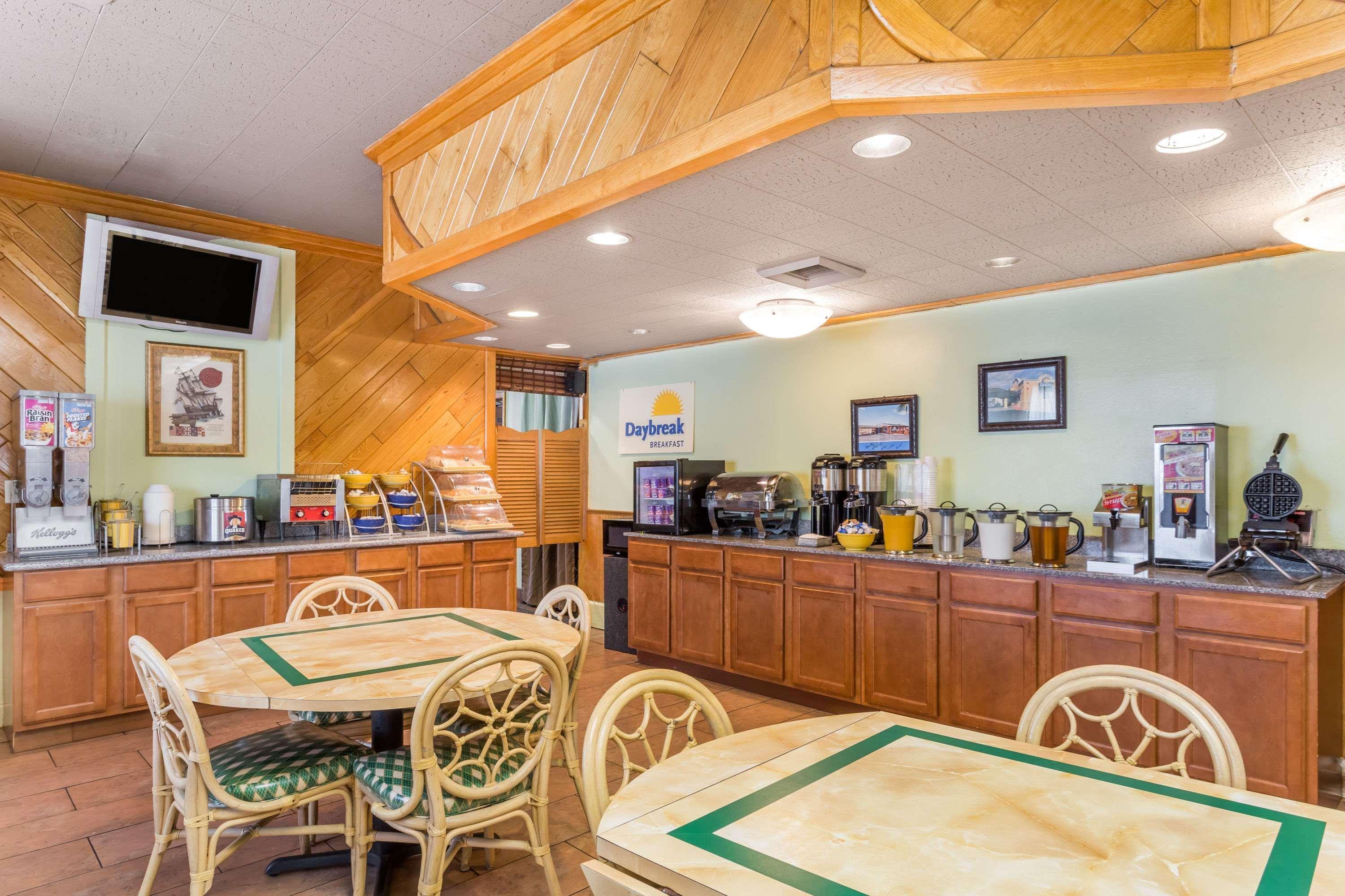 Days Inn By Wyndham Pensacola - Historic Downtown Esterno foto