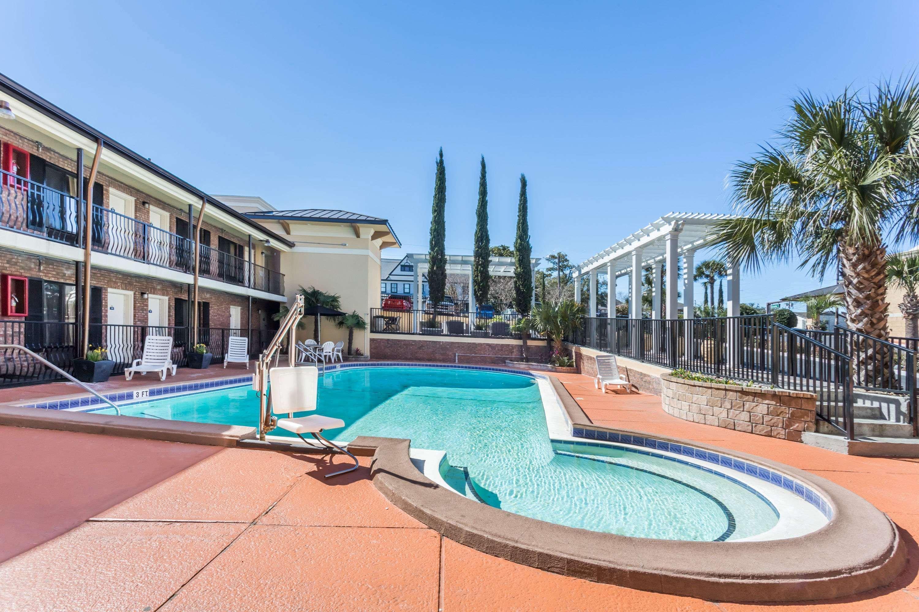 Days Inn By Wyndham Pensacola - Historic Downtown Esterno foto