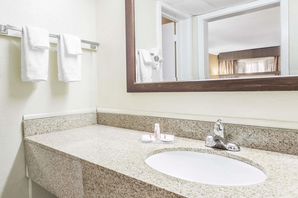 Days Inn By Wyndham Pensacola - Historic Downtown Esterno foto